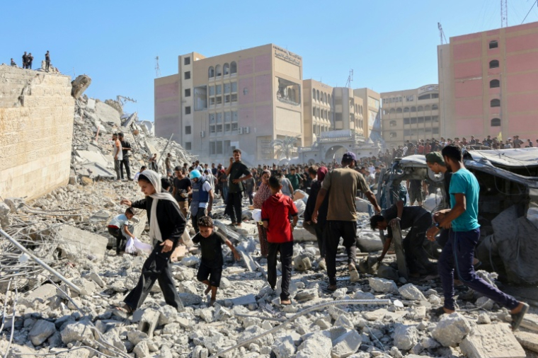 Des Palestiniens vérifient les décombres de la tour al-Ruya à Gaza-ville après son bombardement par l'armée israélienne le 8 septembre 2025. ( AFP / Omar AL-QATTAA )