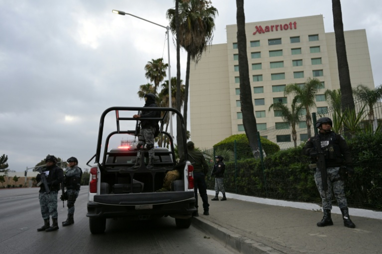 Des soldats de la garde nationale mexicaine montent la garde devant l'hôtel où séjourne l'équipe iranienne de football avant la Coupe du Monde, à Tijuana, le 7 juin 2026 ( AFP / Guillermo Arias )