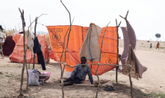 Un déplacé soudanien ayant fui la ville d'El-Facher après sa prise par les FSR dans un abri improvisé dans la ville proche de Tawila, le 3 novembre 2025 ( AFP / - )