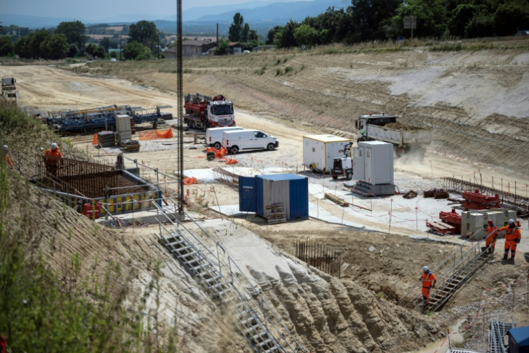 Reprise des travaux sur le chantier de construction du projet d'autoroute A69 près de Saint-Germain-des-Prés, le 24 juin 2025 dans le Tarn ( AFP / Lionel BONAVENTURE )