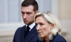 Jordan Bardella et Marine Le Pen parlent aux journalistes en quittant l'Hôtel Matignon
