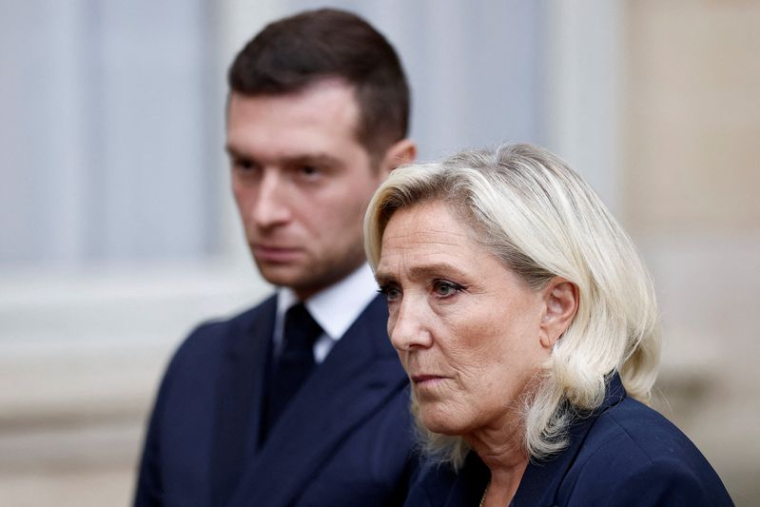 Jordan Bardella et Marine Le Pen parlent aux journalistes en quittant l'Hôtel Matignon