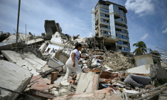 Un habitante parmi les décombres d'un immeuble à Catia La Mar, au Venezuela, le 25 juin 2026 ( AFP / Federico PARRA )