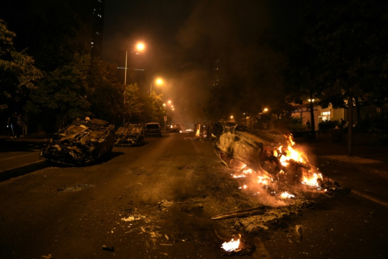 Des voitures en feu dans une rue de Nanterre après la mort du jeune Nahel tué par un policier, le 30 juin 2023 dans les Haut-de-Seine ( AFP / Zakaria ABDELKAFI  )
