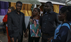 Des membres de la famille de  Géraldine, une victime de féminicide, à l'hôpital Jamot de Yaoundé, le 18 septembre 2026 ( AFP / Daniel BELOUMOU OLOMO )