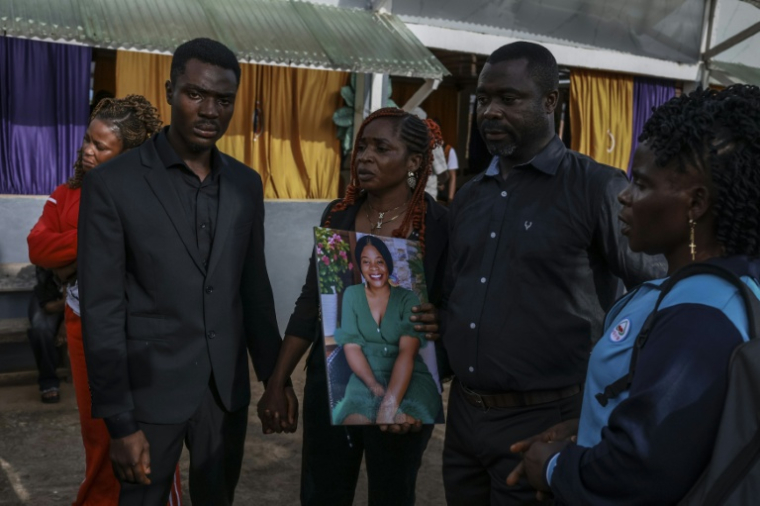 Des membres de la famille de  Géraldine, une victime de féminicide, à l'hôpital Jamot de Yaoundé, le 18 septembre 2026 ( AFP / Daniel BELOUMOU OLOMO )