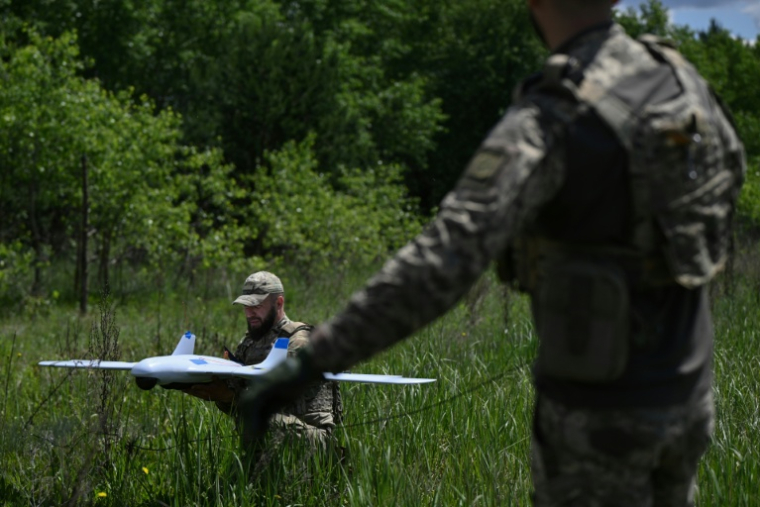 Un garde-frontière ukrainien au lancement d'un drone de surveillance à la frontière avec le Bélarus, dans la région de Chernigiv le 1er juin 2026 ( AFP / Genya SAVILOV )
