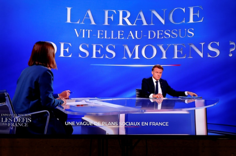 "Si vous étiez préoccupé par le sort de ces femmes et de ces hommes, vous seriez resté autour de la table pour les défendre", a lancé mardi soir Emmanuel Macron à la responsable syndicale, reprochant à la CGT d'avoir claqué la porte du "conclave" sur les retraites le 19 mars. ( AFP / Ludovic MARIN )