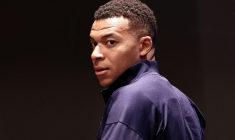 Le footballeur Kylian Mbappé arrive pour une conférence de presse au Parc des Princes à Paris, le 9 octobre 2025 ( AFP / FRANCK FIFE )