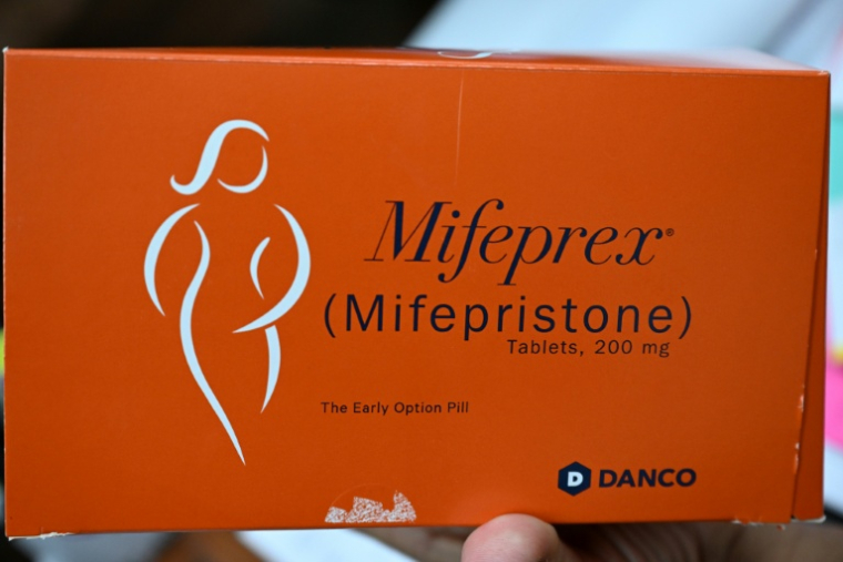 Une boîte de Mifépristone, pilule utilisée dans la majorité des interruptions volontaires de grossesse, le 15 juin 2022 à Santa Teresa, au Nouveau-Mexique ( AFP / Robyn Beck )