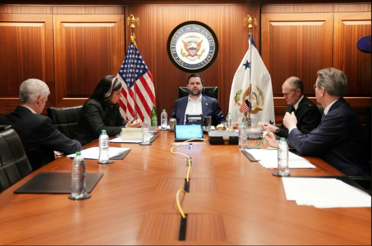 Image transmise par la Maison Blanche montrant le vice-président américain JD Vance (au centre), la directrice du renseignement national Tulsi Gabbard (deuxième à gauche), et le secrétaire au Trésor Scott Bessent (à droite) dans la salle de crise de la Maison Blanche, à Washington, le 28 février 2026 ( The White House / - )