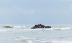 Le pneumatique d'un passeur tente de traverser la Manche, depuis la plage de l'Ecault à Saint-Etienne-au-Mont dans le Pas-de-Calais, le 30 octobre 2024 ( AFP / Sameer Al-DOUMY )