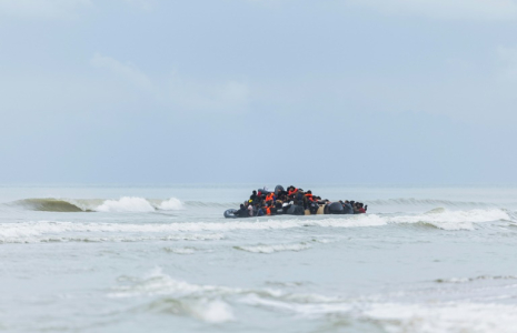 Des migrants se pressent sur le canot pneumatique d'un passeur pour tenter de traverser la Manche, après avoir quitté la plage de l'Ecault à Saint-Etienne-au-Mont, près de Neufchâtel-Hardelot, dans le Pas-de-Calais, le 30 octobre 2024 ( AFP / Sameer Al-DOUMY )