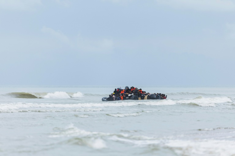 Le pneumatique d'un passeur tente de traverser la Manche, depuis la plage de l'Ecault à Saint-Etienne-au-Mont dans le Pas-de-Calais, le 30 octobre 2024 ( AFP / Sameer Al-DOUMY )