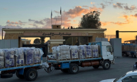 Des camions chargés d'aide humanitaire attendent du côté égyptien du poste-frontière de Rafah de pouvoir entre dans la bande de Gaza, le 15 octobre 2025 ( AFP / STR )