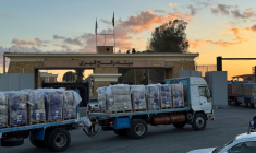 Des camions chargés d'aide humanitaire attendent du côté égyptien du poste-frontière de Rafah de pouvoir entre dans la bande de Gaza, le 15 octobre 2025 ( AFP / STR )