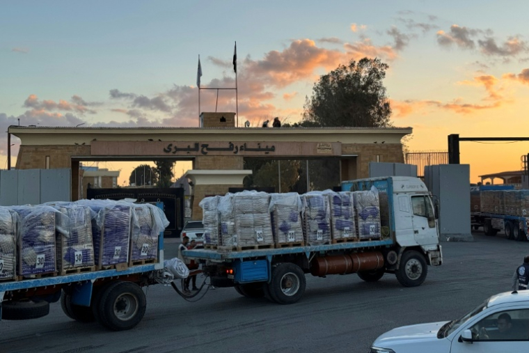 Des camions chargés d'aide humanitaire attendent du côté égyptien du poste-frontière de Rafah de pouvoir entre dans la bande de Gaza, le 15 octobre 2025 ( AFP / STR )
