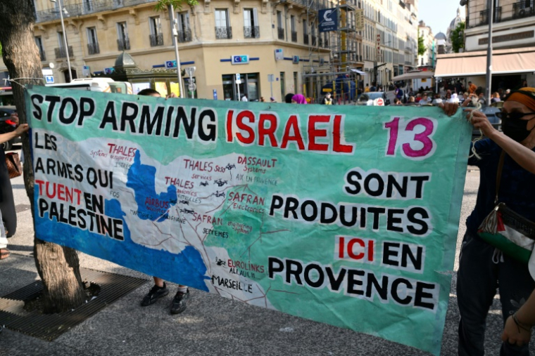 Rassemblement à Marseille le 5 juin 2025 contre l'expédition en Israël de composants militaires fabriqués par la société Eurolinks ( AFP / Christophe SIMON )