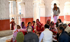 Des fidèles hindous dans le temple de Matua à Gopalganj, une localité bangladaise située à une centaine de kilomètres au sud-ouest de la capitale Dacca, le 14 janvier 2026 ( AFP / Munir UZ ZAMAN )