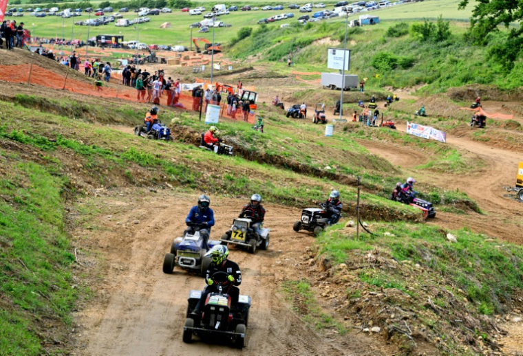 Des participants de la 10e édition des 24 heures d'endurance tondeuses aux Petites-Armoises, dans les Ardennes, le 7 juin 2025 ( AFP / FRANCOIS NASCIMBENI )