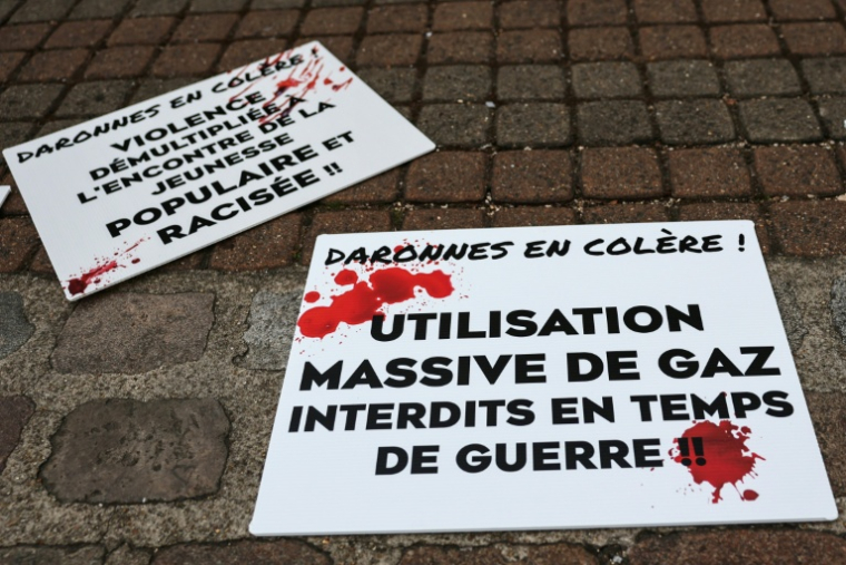 Des pancartes lors d'une conférence de presse des enseignants et des membres du personnel au lycée Paul-Éluard, à Saint-Denis, le 16 octobre 2026, pour dénoncer des violences policières survenues la veille lors du blocage de l'établissement, en Seine-Saint-Denis ( AFP / Anne-Christine POUJOULAT )
