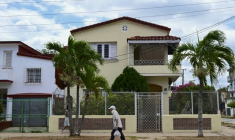 Un passant marche devant une maison dans un quartier cossu de La Havane, le 23 avril 2026 ( AFP / YAMIL LAGE )