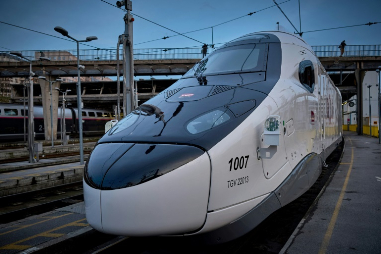 Le futur TGV M, construit par Alstom, qui sera mis en ligne le 1er juillet 2026 au lieu de début 2026, photographié à sa sortie d'un centre technique de la SNCF le 10 mars 2025 ( AFP / Kiran RIDLEY )