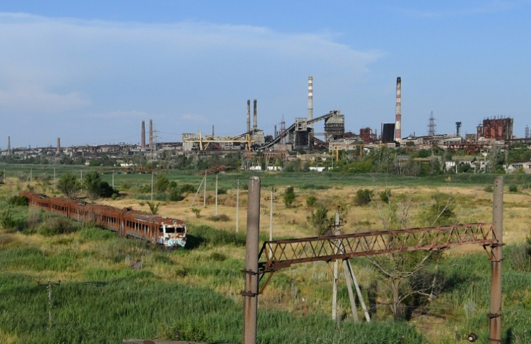 L'aciérie Azovstal détruite par les combats, dans la ville portuaire de Marioupol (sud-est de l'Ukraine) contrôlée par la Russie, le 14 juillet 2025 ( AFP / Olga MALTSEVA )