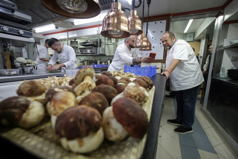 Le chef triplement étoilé Gilles Goujon, 63 ans (à droite), s'entretient avec le second chef français Paul Rey (à gauche) dans la cuisine de son restaurant "Auberge du Vieux Puits" à Fontjoncouse (Aude) le 25 avril 2025 ( AFP / Valentine CHAPUIS )