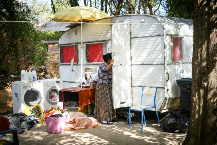 Une membre de la communauté rom dans un nouveau bidonville à Nantes, le 31 août 2026 ( AFP / Loic VENANCE )