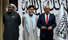 L'Américain Dennis Coyle (centre), après sa libération, avec l'ancien représentant spécial américain pour l'Afghanistan Zalmay Khalilzad (droite) et l'ambassadeur émirati Saif Mohammed Al-Ketbi (gauche), à l'aéroport de Kaboul, le 24 mars 2026 ( AFP / Wakil Kohsar )
