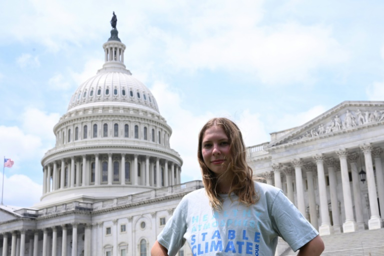 Eva Lighthiser, à la tête d'un combat judiciaire contre la politique du président américain Donald Trump favorable aux énergies fossiles, lors d'une manifestation devant le Congrès, à Washington, le 16 juillet 2025 ( AFP / Alex WROBLEWSKI )