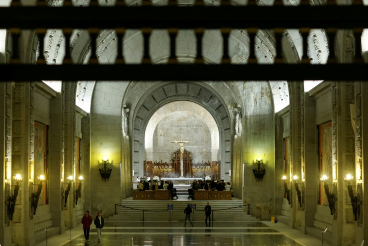 Les partisans du dictateur espagnol Francisco Franco assistent à une messe marquant le 50e anniversaire de sa mort à la basilique de la Santa Cruz (basilique de la Sainte Croix) dans la vallée de Cuelgamuros - anciennement Valle de los Caidos (vallée des morts) - où se trouvait la tombe de Franco jusqu'en 2019, à San Lorenzo de El Escorial, le 20 novembre 2025. Le 19 novembre 2025, le gouvernement de gauche espagnol a annoncé 480 nouveaux événements qui se tiendront cette année pour marquer le 50e anniversaire de la mort du dictateur de droite Francisco Franco et le rétablissement de la démocratie. Franco est décédé le 20 novembre 1975, à l'âge de 82 ans, après avoir dirigé l'Espagne d'une main de fer pendant près de quatre décennies.  ( AFP / Oscar DEL POZO )