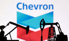 Illustration montrant des chevalets de pompage pétroliers imprimés en 3D et le logo de Chevron