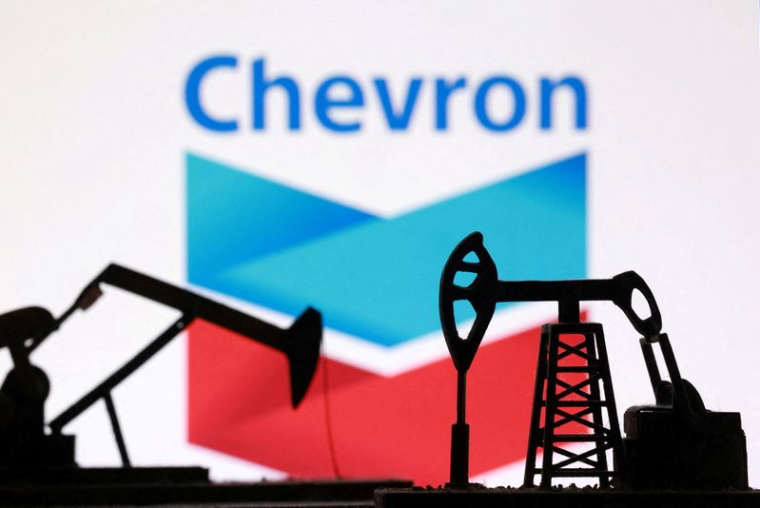 Illustration montrant des chevalets de pompage pétroliers imprimés en 3D et le logo de Chevron