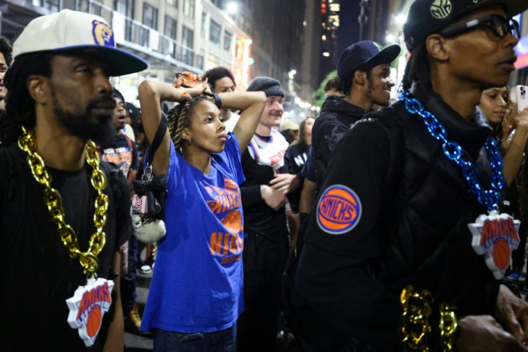Les supporters des New York Knicks réagissent à la défaite de leur équipe lors du troisième match de la finale de la NBA opposant les San Antonio Spurs aux New York Knicks, à New York, le 8 juin 2026 ( AFP / CHARLY TRIBALLEAU )