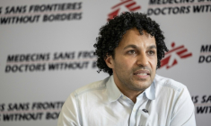 Le président de Médecins sans frontières (MSF) Javid Abdelmoneim, lors d'une conférence de presse dans les bureaux de MSF à Johannesburg, le 7 novembre 2025 ( AFP / Wikus de Wet )