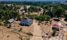 Vue aérienne d'une mosquée dans une zone inondée lors de crues soudaines à Meureudu, dans la province d'Aceh, en Indonésie, le 30 novembre 2025 ( AFP / CHAIDEER MAHYUDDIN )