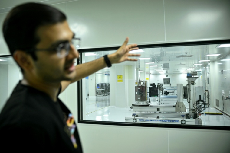 Awais Ahmed, fondateur et PDG de Pixxel Space Technologies, inspecte une salle blanche utilisée pour l'intégration de satellites dans les bureaux de son entreprise à Bangalore, le 16 avril 2026 en Inde ( AFP / Idrees MOHAMMED )