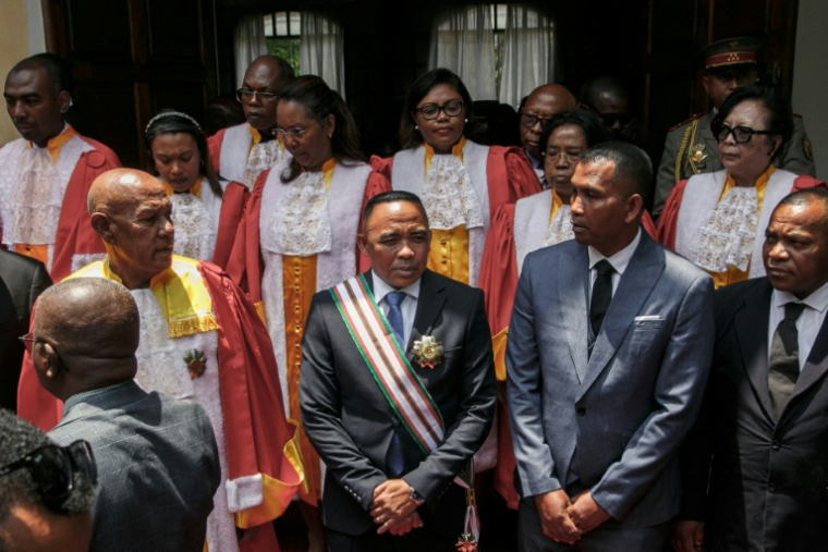 Le président fraîchement investi de Madagascar, Michaël Randrianirina (au centre, avec l'écharpe), pose pour les photographes après sa cérémonie de prestation de serment, le 17 octobre 2025 à Antananarivo ( AFP / RIJASOLO )