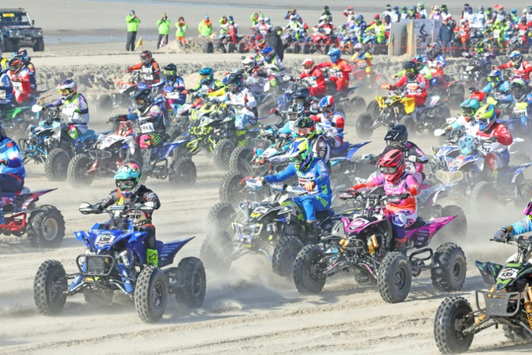 Des pilotes de quad s'affrontent lors de la 50e édition de l'Enduropale, une course de quad sur sable organisée au Touquet, dans le nord de la France, le 14 février 2026 ( AFP / Francois LO PRESTI )