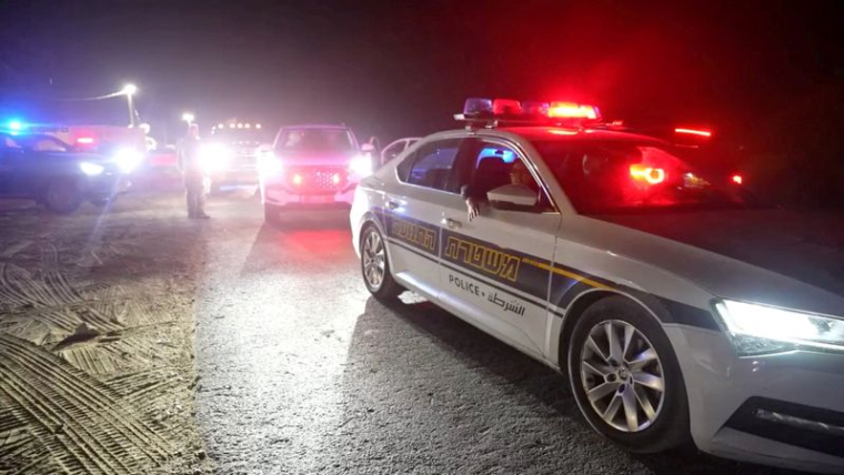 Des officiers de police israéliens escortent le corps du leader du Hamas Yahya Sinouar