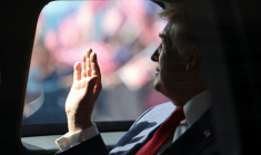 Le président américain Donald Trump effectue un salut de la main à bord de sa voiture, le 26 octobre 2025 à l'aéroport de Sepang en Malaisie ( POOL / Hasnoor Hussain )
