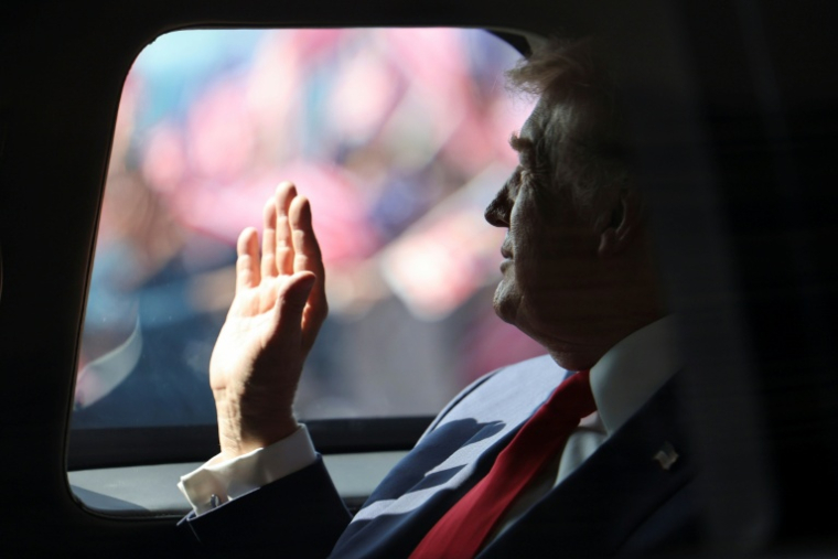 Le président américain Donald Trump effectue un salut de la main à bord de sa voiture, le 26 octobre 2025 à l'aéroport de Sepang en Malaisie ( POOL / Hasnoor Hussain )