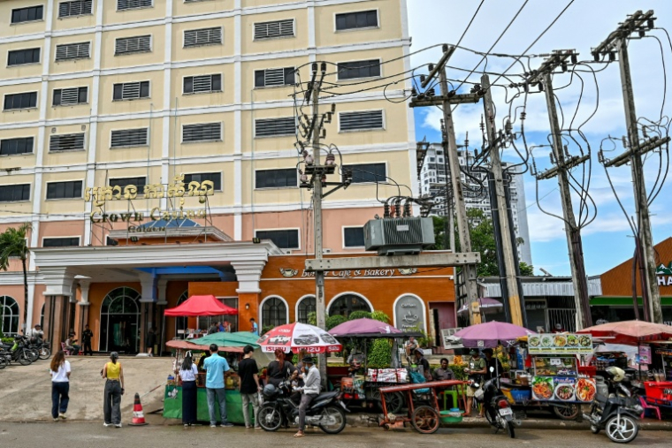 Des vendeurs de street food devant un casino au Cambodge le 24 juin 2025 ( AFP / TANG CHHIN Sothy )