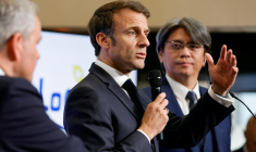 Le président Emmanuel Macron avec le pdg de ProLogium Vincent Yang le 12 mai 2023 à Dunkerque ( POOL / PASCAL ROSSIGNOL )