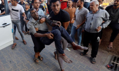 Des civils palestiniens portant un blessé après une frappe israélienne à Khan Younis, au sud de Gaza