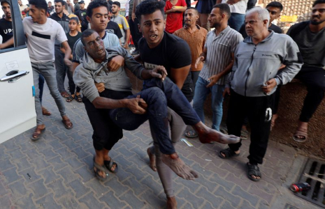Des civils palestiniens portant un blessé après une frappe israélienne à Khan Younis, au sud de Gaza