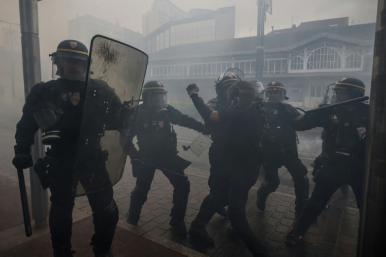 Les CRS utilisent des gaz contre les manifestants lors de mobilisation contre la "vie chère", le 17 octobre 2026 à Toulouse. ( AFP / Ed JONES )