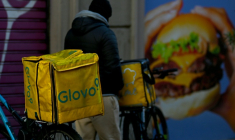 Un cycliste travaillant pour le service de livraison de repas Glovo dans une rue de Milan, le 11 janvier 2024 en Italie ( AFP / GABRIEL BOUYS )